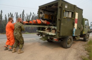 Members of 1 PPCLI, B Company, Immediate Response Unit (West) conduct a practice medical evacuation near La Ronge, Saskatchewan during Operation LENTUS 15-02 on July 10, 2015. Photo: MCpl Mélanie Ferguson, Canadian Army Public Affairs