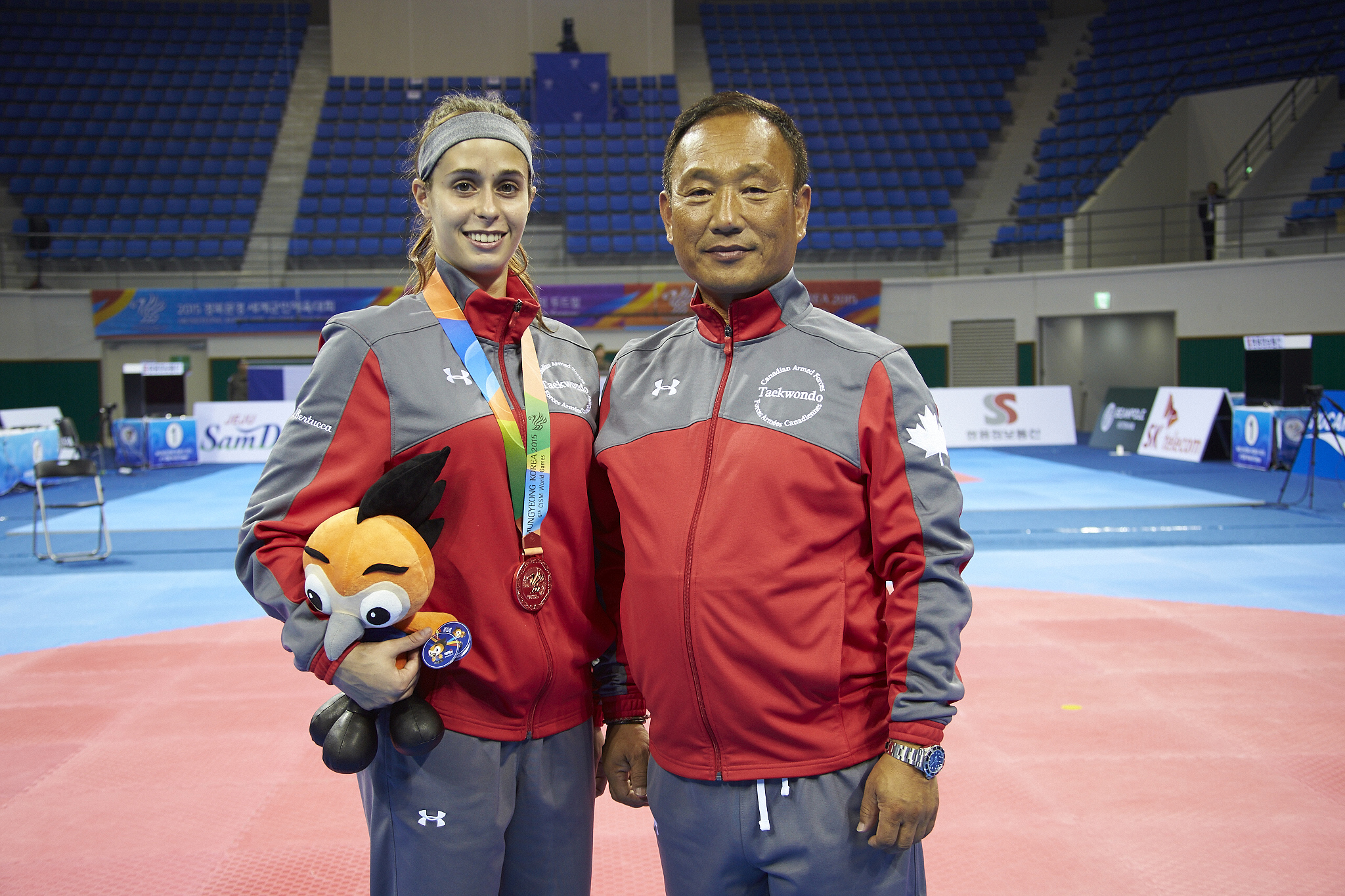 Pte Angelica Bertucca wins a bronze for Canada in Taekwondo, Women's <53 kg category. Pictured with Head Coach Grandmaster Choung. The Republic of South Korea is hosting the 6th Military World Games from 2-11 October 2015. Titled “Friendship together, peace forever”, the Military World Games bring together 7,300 military delegates/athletes from 103 countries to compete in 24 military and traditional sports. The Games are the third largest sporting event in the world. The Games provide to more than 125 Canadian Armed Forces athletes the opportunity to compete and win against some of the world’s best and provide CAF leadership with another unique platform to recognize the exceptional level of fitness and athleticism within the CAF. La Corée du Sud sera l’hôte des 6es Jeux Mondiaux Militaires qui auront lieu du 2 au 11 octobre 2015. Sous le thème « Paix et amitié... ensemble et pour toujours », cet événement réunira 7 300 délégués et athlètes militaires provenant de 103 pays qui compétitionneront dans 24 sports militaires et traditionnels. Les Jeux Mondiaux Militaires sont la troisième manifestation sportive en importance à l’échelle mondiale. Ces Jeux permettront à nos 125 athlètes des Forces armées canadiennes (FAC) de se mesurer à certains des meilleurs athlètes au monde pour remporter la victoire. De plus, ils offriront aux dirigeants des FAC une autre plateforme unique pour mettre en valeur la forme physique et les qualités athlétiques exceptionnelles au sein des FAC.