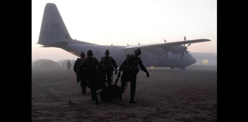 Soldiers from 3rd Battalion, Princess Patricia’s Canadian Light Infantry, load equipment on a CC-130J Hercules in the Wainwright Garrison training area, during Exercise MAPLE RESOLVE on May 25, 2016. Photo: Sergeant Jean-Francois Lauzé, Garrison Imaging Petawawa ©2016 DND/MDN Canada